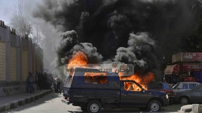 أنصار المعزول يشعلون النار في سيارة أمن مركزي بجوار مبنى محافظة البحيرة 